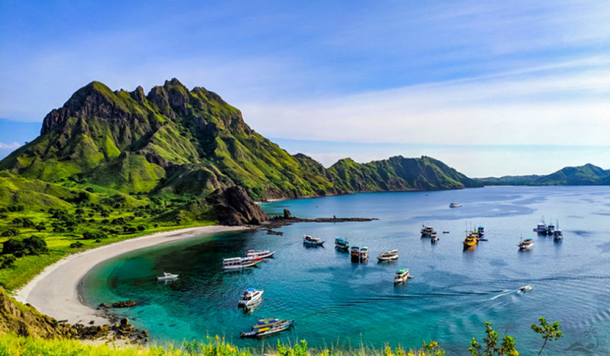 Bikin Takjub! Panorama Ikonik Pulau Padar yang Mirip Lukisan Alam